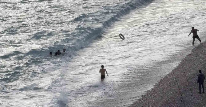 Fırtınalı havada denizde can pazarı