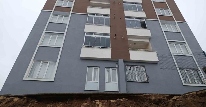Ev sahibi, duvar çökmesini ’deprem’ zannetmiş