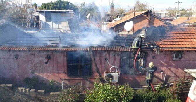 Evlerinin yanışını gözyaşları içinde izledi