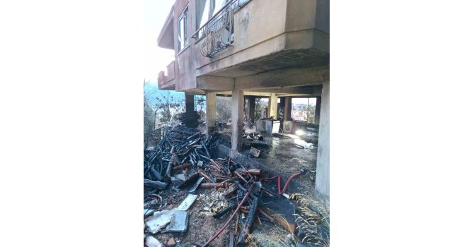 Alanya’da müstakil evin odunluğunda çıkan yangını itfaiye söndürdü