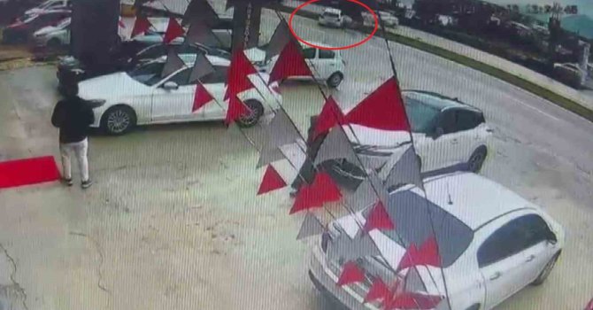 Sürücüsünün kontrolünü kaybettiği otomobilin aydınlatma direğine çarptığı anlar kamerada