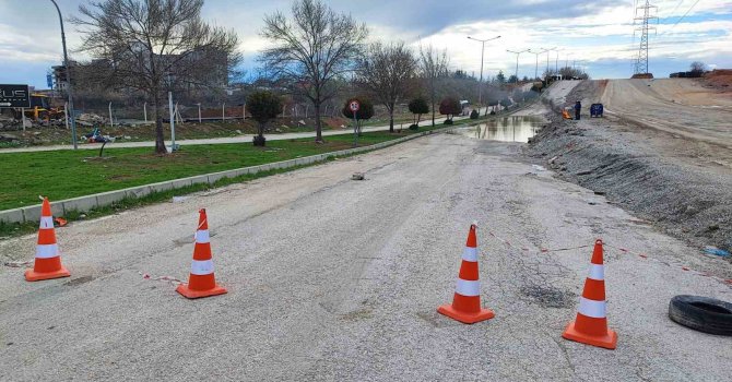 Belediye su tahliyesi yerine yolu kapattı, yapım aşamasındaki yolu açtı