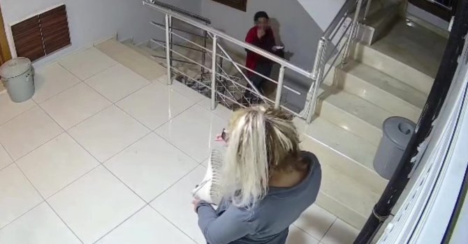 Kadın hırsızlar beğendikleri ayakkabıları böyle çaldı