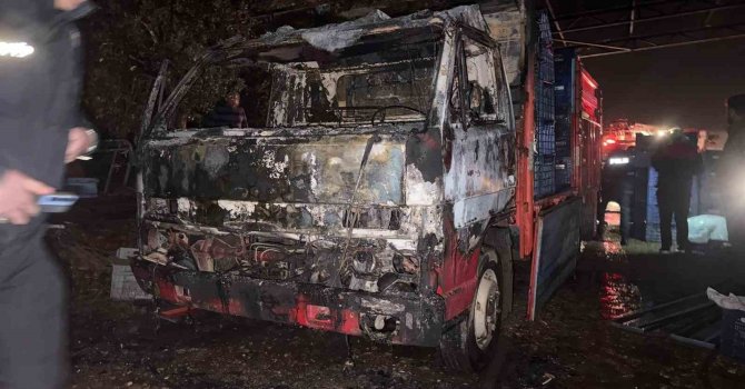 Park halindeyken yanan kamyonet kullanılamaz hale geldi