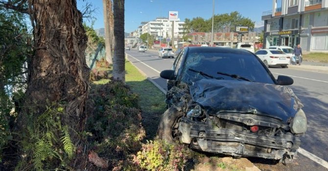 Antalya’da otomobil refüjdeki ağaca çarptı: 2 yaralı