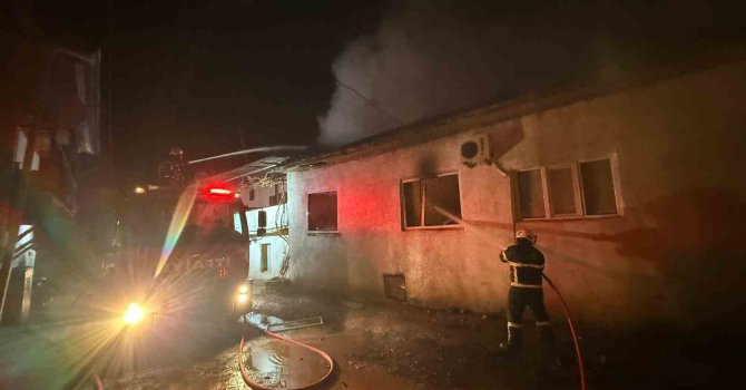 Burdur’da çıkan yangında ev küle döndü, 5 kişi kurtuldu