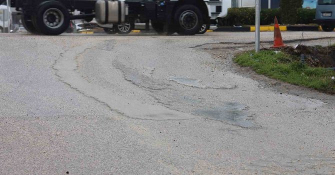 Trafik ışıklarında beklerken yolu betonla kaplayan mikser sürücüsüne ceza uygulandı