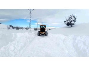 Büyükşehir, kırsalda karla mücadeleyi sürdürüyor