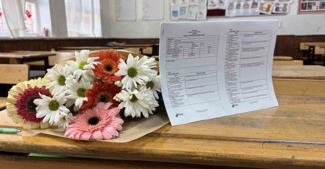 Babaları tarafından öldürülen kardeşlerin karneleri çiçeklerle sıralarına bırakıldı