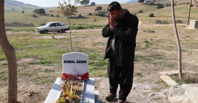 Acılı baba karne gününde maganda kurşunuyla ölen oğlunun kabrinde ağladı