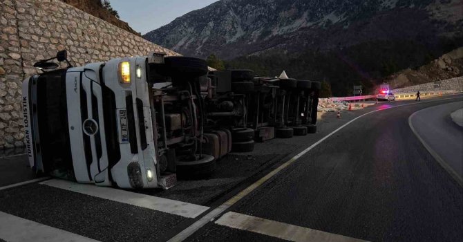 Karayolunda yem yüklü tır devrildi: 2 yaralı