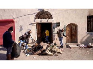 Tarsus’ta kötü koku şikayeti üzerine adrese giden ekipler, evden 28 kamyon atık çıkardı