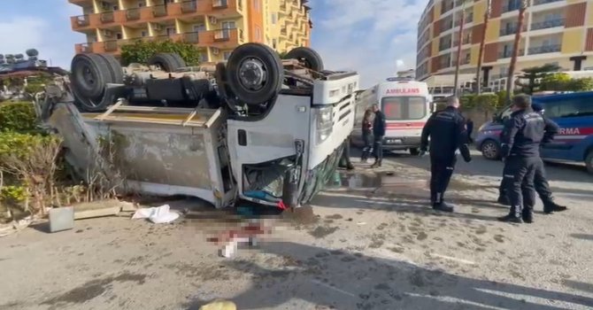 Kamyonun arkadan çarptığı çöp kamyonu devrildi: 1’i ağır 3 işçi yaralandı