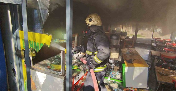 Antalya’da işyerini kendini kilitleyip yangın çıkaran pideci, camları kırıp içeriye giren itfaiye ekiplerince baygın bulundu