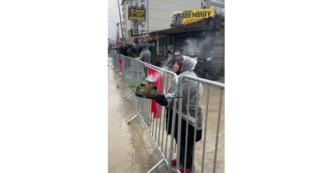 Slogan atmak isterken kendini yakan kadın, ‘abla yanıyorsun’ uyarısına aldırış etmedi