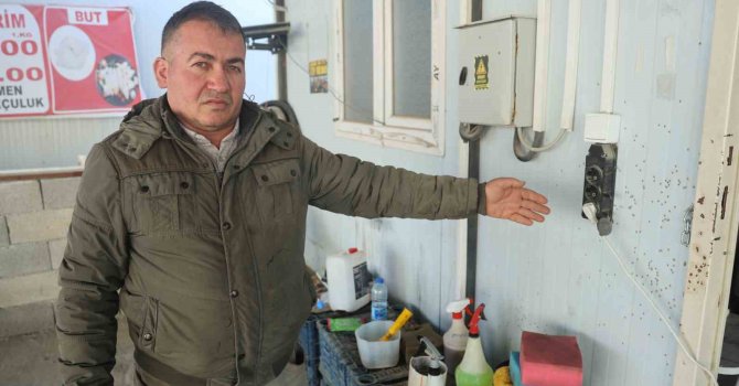 Film sahnelerini aratmayan görüntü: Motosikletle gelen maskeli 2 şahıs pompalı tüfeklerle iş yerini kurşunladı