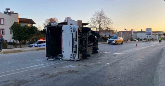 Antalya’da midibüs ile otomobil çarpıştı: 3 yaralı