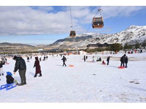 Belediyenin sömestir sürprizi çocukları Davraz’da karla buluşturdu