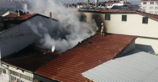 Isparta’da hurda işletmesinin çatısında yangın
