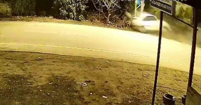 Otomobilin elektrik direğine saplandığı kaza kamerada