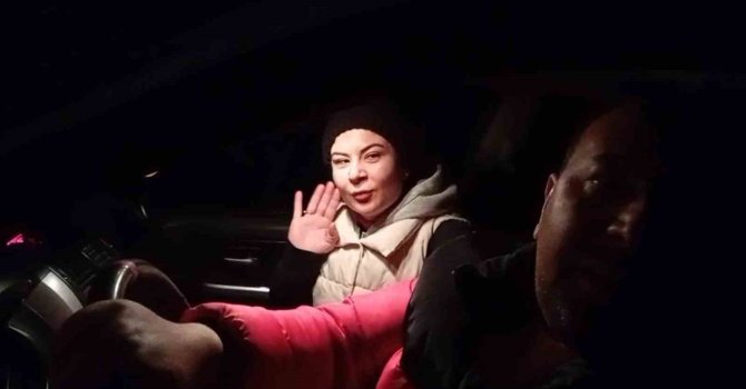 Mersin’de araçlarıyla karlı yolda mahsur kalan çift kurtarıldı