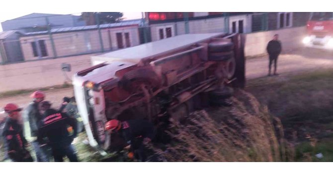 Serik’te devrilen kamyonetin sürücüsü ağır yaralandı