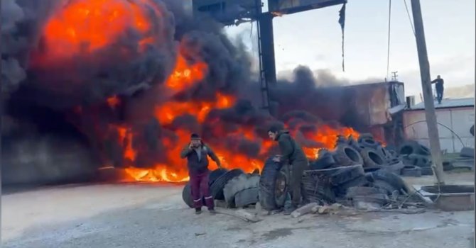 Oto lastikçide yangın: D-400’ü kara dumanlar kapladı