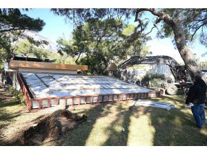 Kemer’de kaçak yapıların yıkımı sürüyor