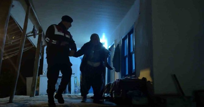 Antalya’da evleri tehdit eden orman yangını kontrol altına alındı