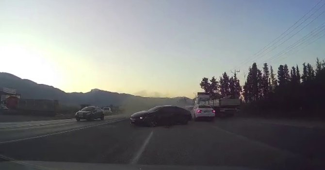 5 aracın karıştığı kaza anbean araç kamerasında