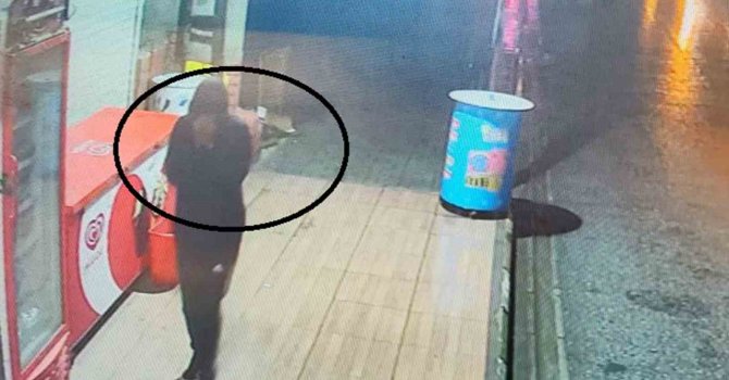Yüzünü eliyle kapatarak büfeden alkol çalan hırsız yakayı ele verdi