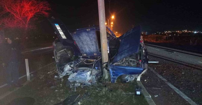 Aydınlatma direğine çarpan Tofaş hurdaya döndü: 2 yaralı