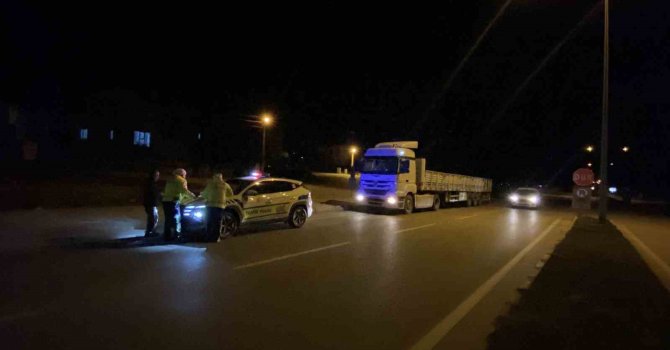 Uygulama noktasından kaçan tır sürücüsünün ehliyetsiz olduğu ve arandığı ortaya çıktı