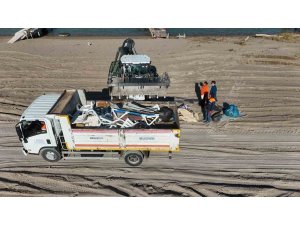 5 saatte sahilden 52 torba çöp topladılar