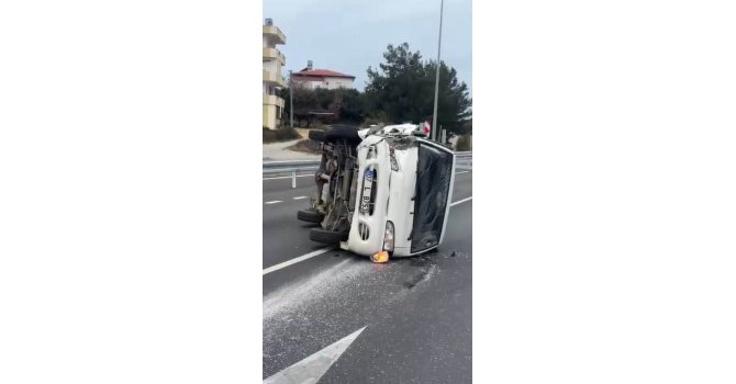 Emniyet şeridindeki araca çarptı: 2 yaralı