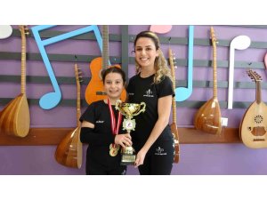 Beş yaşında başladığı ’salsa’ yolculuğunda dört Türkiye birinciliği kazanan minik sporcunun yeni hedefi dünya şampiyonluğu