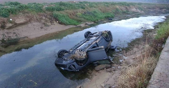 Kayganlaşan yolda kontrolden çıkan araç kanala uçtu