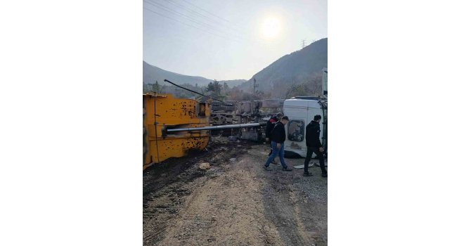 İskenderun’da devrilen hafriyat kamyonunun sürücüsü yaralandı