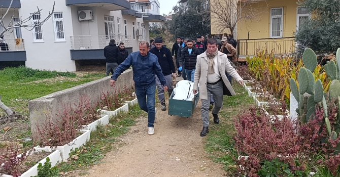 Antalya’da evinde karnından vurulmuş halde ölü bulundu