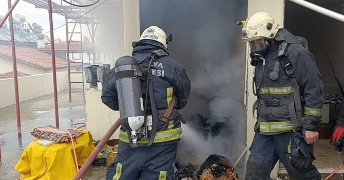 Antalya’da 5 katlı apartmanın çatı katında korkutan yangın