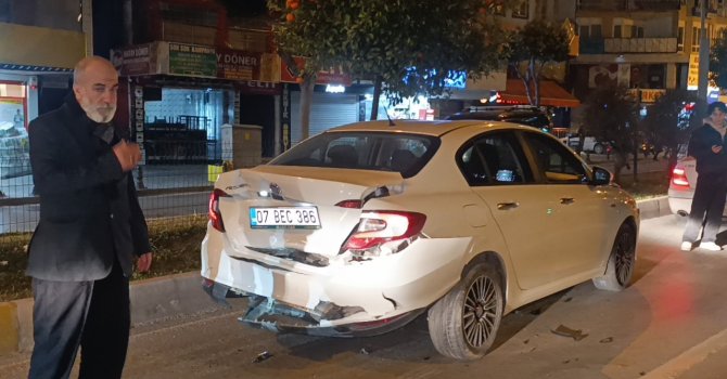 Manavgat’ta 3 aracın karıştığı zincirleme kazada yaralanan olmadı