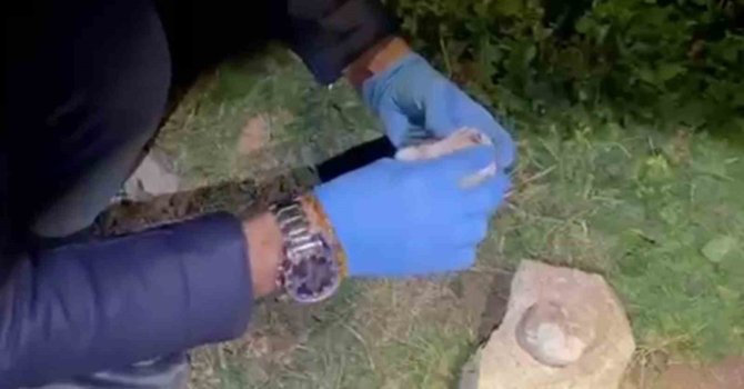 Taşın altında zulalanan satışa hazır uyuşturucu polisin dikkatiyle bulundu