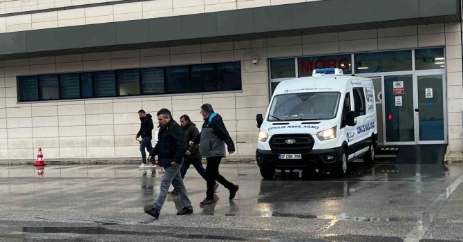 Antalya’da evinde silahla vurulmuş halde ölü bulunan kişinin cenazesi teslim alındı