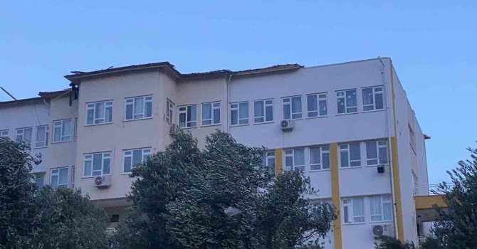 Kaş’ta fırtına bir okulun çatısına zarar verdi