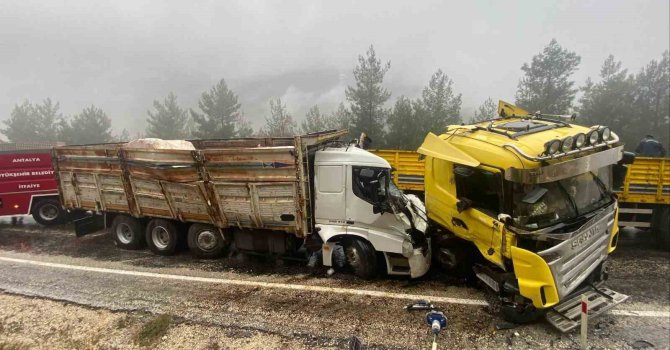 Antalya’da tır ile kamyon kafa kafaya çarpıştı: 1 ölü, 1 ağır yaralı