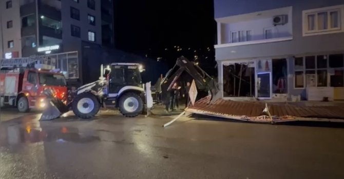 Osmaniye’de şiddetli rüzgar sundurma çatısını yerinden söktü