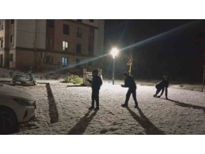 Karla kaplanan yolda araçlar ilerlemekte güçlük çekerken, eğlenmek isteyenler soluğu sokakta aldı