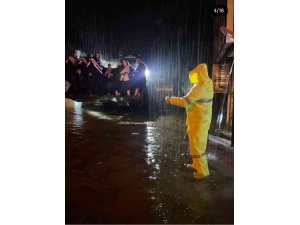 Kemer’de sağanak yağışta mahsur kalanları jandarma kurtardı