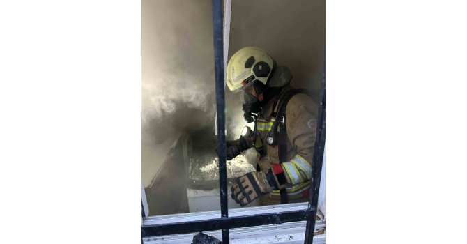 İskenderun’da yangında dumandan etkilenen vatandaşı itfaiye kurtardı