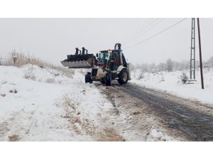 Mersin Büyükşehir Belediyesi ekipleri karla mücadeleye başladı